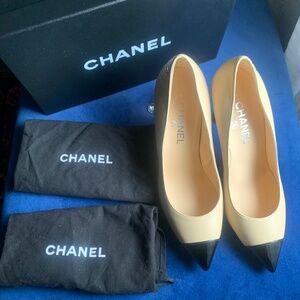 NIB Classic Chanel Two Tone Pumps Sz.39